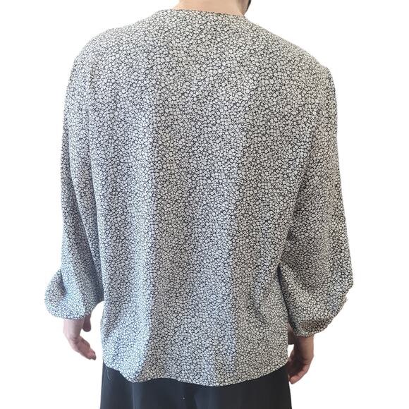 Liz Claiborne Silky Black White Floral Blouse Size 10 Collarless Button Down - Picture 4 of 8